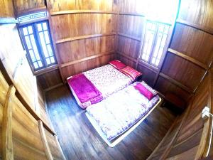 Cette chambre en bois offre une vue de tête sur un lit. dans l'établissement Degolan Wooden House, à Ngemplak