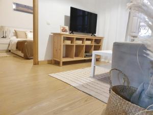 Telewizja i/lub zestaw kina domowego w obiekcie Del Parque Flats Mitjana
