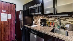 Kuchyň nebo kuchyňský kout v ubytování Staybridge Suites Laredo by IHG