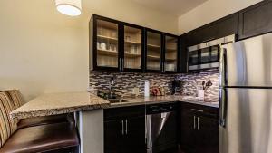 Kuchyň nebo kuchyňský kout v ubytování Staybridge Suites Laredo by IHG