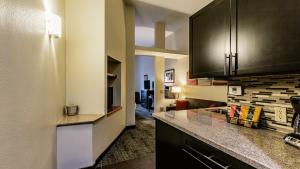 Kuchyň nebo kuchyňský kout v ubytování Staybridge Suites Laredo by IHG