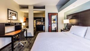 Postel nebo postele na pokoji v ubytování Staybridge Suites Laredo by IHG