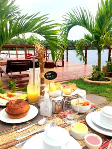 a table with food and drinks on top of it at Pousada Do Porto in Barreirinhas