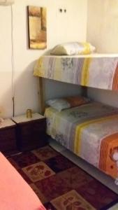 Katil dua tingkat atau katil-katil dua tingkat dalam bilik di Green Sea Inn San Luis