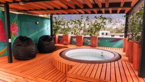bañera de hidromasaje en una terraza de madera con 2 bolsas en parque provenza and lleras minutes away en Medellín
