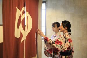 dwie kobiety stojące przed lustrem w obiekcie Yutorelo Nikko w mieście Nikko