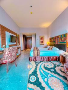 名古屋的住宿－維斯塔皇冠酒店，酒店客房,配有两张床和椅子