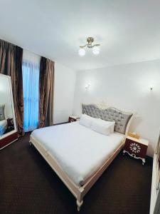 a bedroom with a large bed in a room at Cabana Din Poienita in Poiana Brasov