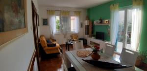 a living room with a table and a green wall at Holiday home Jaroje- 80m from beach in Pa&scaron;man