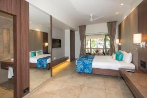 Кровать или кровати в номере Nanu Beach Resort & Spa