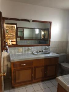 La salle de bains est pourvue d'un lavabo et d'un miroir. dans l'établissement apartamento tony Chumpos, à San Felipe