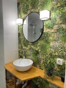 uma casa de banho com um lavatório e um espelho em Oasis Plus em Sevilha
