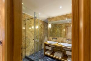 Bilik mandi di Hotel Vardar