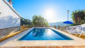 una piscina frente a una casa en Los Almendros de Manuela El Borge by Ruralidays en Borge