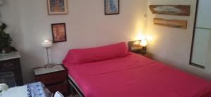 A bed or beds in a room at Casa en el río