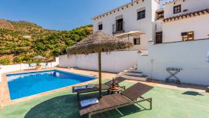 une image d'une villa avec une piscine dans l'établissement Juan Manuel - Los Mangos El Borge by Ruralidays, à Borge