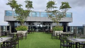 Un restaurante u otro lugar para comer en Viluxey City Hotel