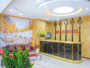 un vestíbulo con una señal de hotel en la pared en Moon Hotel Cau Giay en Hanói