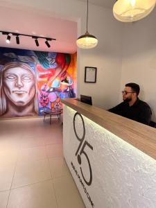 a man sitting at the counter of a hair salon at HOTEL 9.5 SAN FERNANDO in Cali