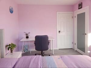 Uma cama ou camas num quarto em private single room in a house