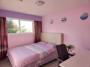 Schlafzimmer mit einem Bett, einem Tisch und einem Fenster in der Unterkunft private single room in a house in Richmond