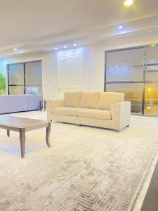 sala de estar con sofá y mesa de centro en شاليه ريفان, en Umm Lajj