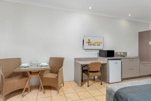 Cucina o angolo cottura di Midlander Motor Inn