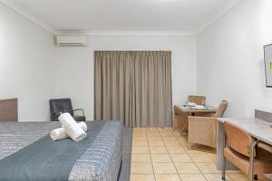 Letto o letti in una camera di Midlander Motor Inn