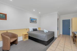 Letto o letti in una camera di Midlander Motor Inn