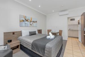 Letto o letti in una camera di Midlander Motor Inn