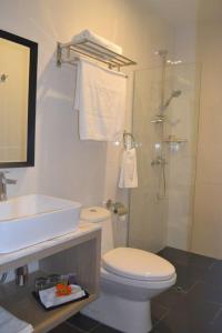 y baño con aseo, lavabo y ducha. en Ashley Boutique Hotel, en Kota Damansara