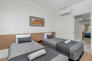 Letto o letti in una camera di Midlander Motor Inn