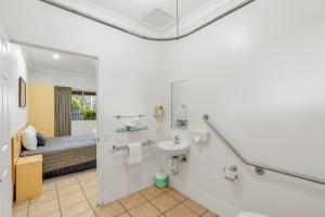 A bathroom at Midlander Motor Inn