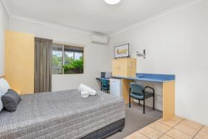 Letto o letti in una camera di Midlander Motor Inn