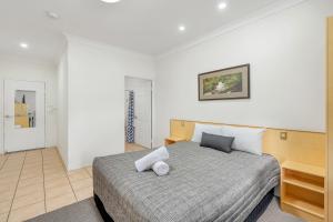 Letto o letti in una camera di Midlander Motor Inn