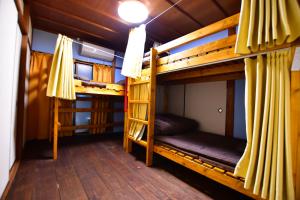 - une chambre avec 2 lits superposés dans une cabine dans l'établissement ゲストハウス　鍼灸院　boshcetto, à Yoshino