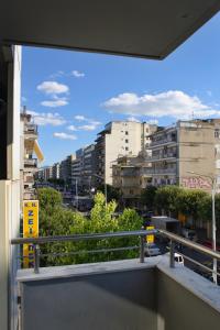 - Balcón con vistas a la ciudad en Sunny Street Studio, en Tesalónica