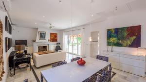 コニル・デ・ラ・フロンテーラにあるVilla con Encanto Conil de la Frontera by Ruralidaysのソファとテーブルのあるリビングルーム