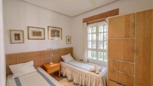 コニル・デ・ラ・フロンテーラにあるVilla con Encanto Conil de la Frontera by Ruralidaysのベッド2台と窓のある寝室 +23枚の写真