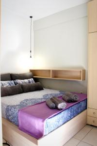 1 dormitorio con 1 cama con 2 almohadas en Sunny Street Studio, en Tesalónica