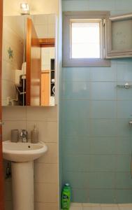 y baño con lavabo y espejo. en Sunny Street Studio, en Tesalónica