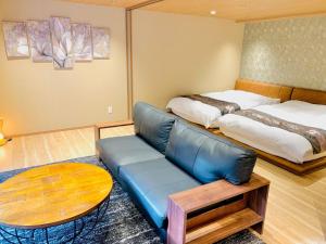 Tsukie no Fune في كوبه: غرفة معيشة مع أريكة وسرير