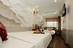 Giường trong phòng chung tại Golden Sail Hotel & Spa