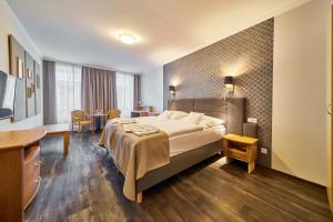 Postel nebo postele na pokoji v ubytování Hotel Adam Trutnov