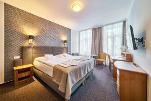 Postel nebo postele na pokoji v ubytování Hotel Adam Trutnov