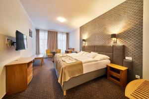 Postel nebo postele na pokoji v ubytování Hotel Adam Trutnov