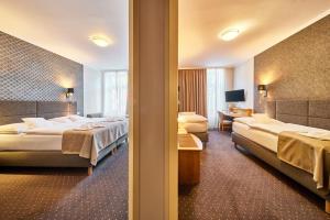 Postel nebo postele na pokoji v ubytování Hotel Adam Trutnov