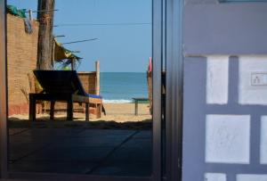 una ventana de una puerta con vistas a la playa en Talpona Paradise Beach House, en Canacona
