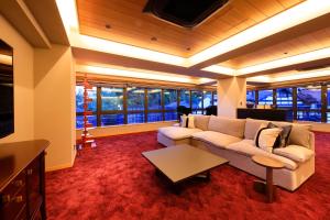 sala de estar con sofá y mesa en Waqoo Naritasanmonzen 和空 成田山門前 en Narita