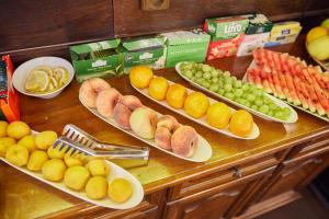 un tavolo con piatti di frutta e verdura di Hotel Adam Trutnov a Trutnov